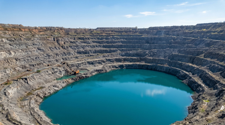 Дніпровська Атлантида: що приховують води Криворізького затопленого кар’єру