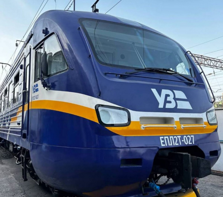 На Дніпропетровщині курсує модернізований електропотяг: зручності для людей з інвалідністю та можливість зарядити гаджет
