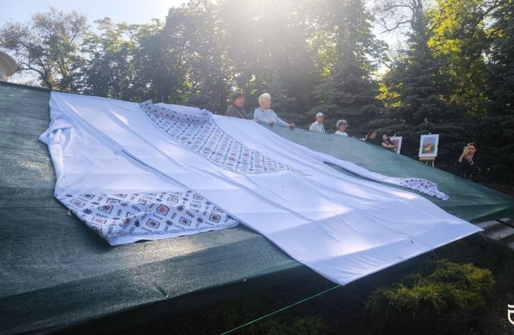 Дніпро увійшов до Книги рекордів України завдяки унікальній вишиванці - фоторепортаж