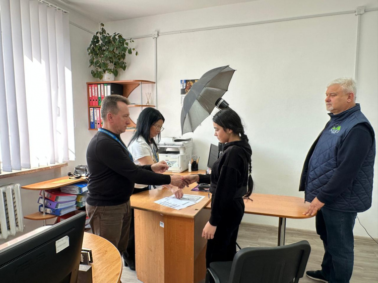 Складна дорога до документа: як уродженка Кам’янського через 18 років нарешті «з’явилася» для держави