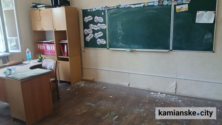 Жодного вікна не вціліло - як виглядає ліцей №31 у Кам'янському після обстрілу