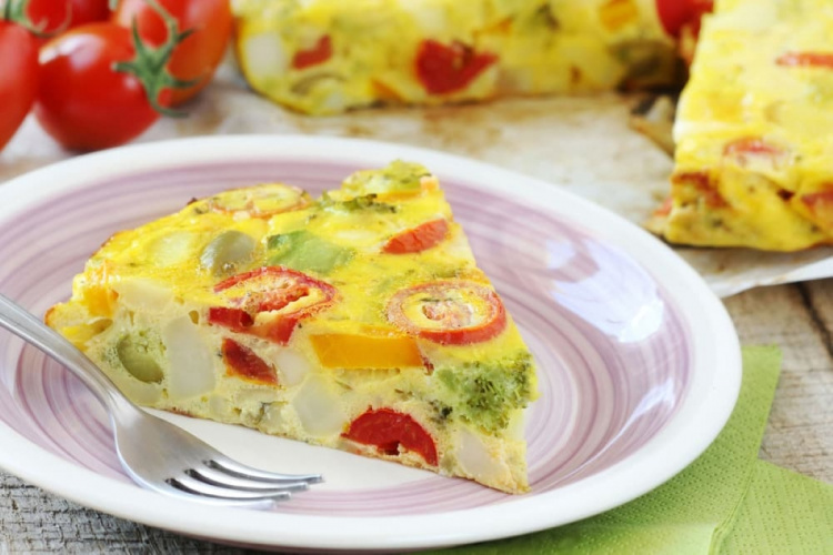 Приготуйте весняний омлет з редискою та зеленню — хрусткий сніданок квітня