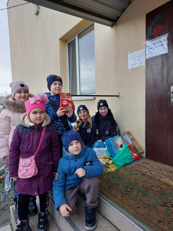 Поліцейські Кам’янського разом з дітьми завітали до притулку для тварин - фото