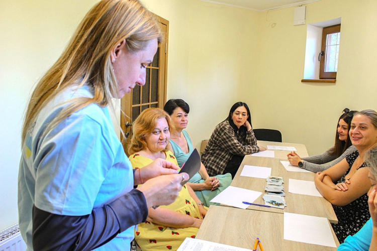 У Кам'янському батьків дітей та молоді з інвалідністю запросили на психоемоційний тренінг