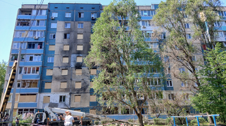 У Кам'янському ліквідують наслідки ворожого обстрілу - подробиці (ВІДЕО)