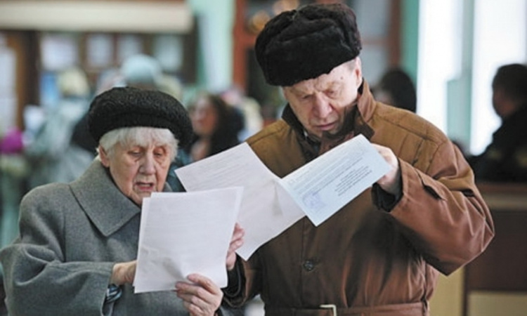 Пенсіонер розглядає банківську виписку з утриманнями