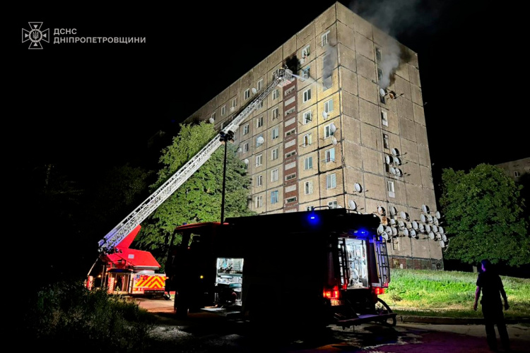 У Кам'янському сталася пожежа в багатоповерхівці: на місці події працювали 12 рятувальників