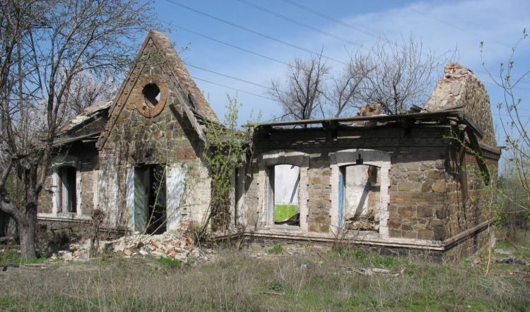 Кам'яна будівля роз'їзду Романкове — колишньої залізничної станції Кам'янського