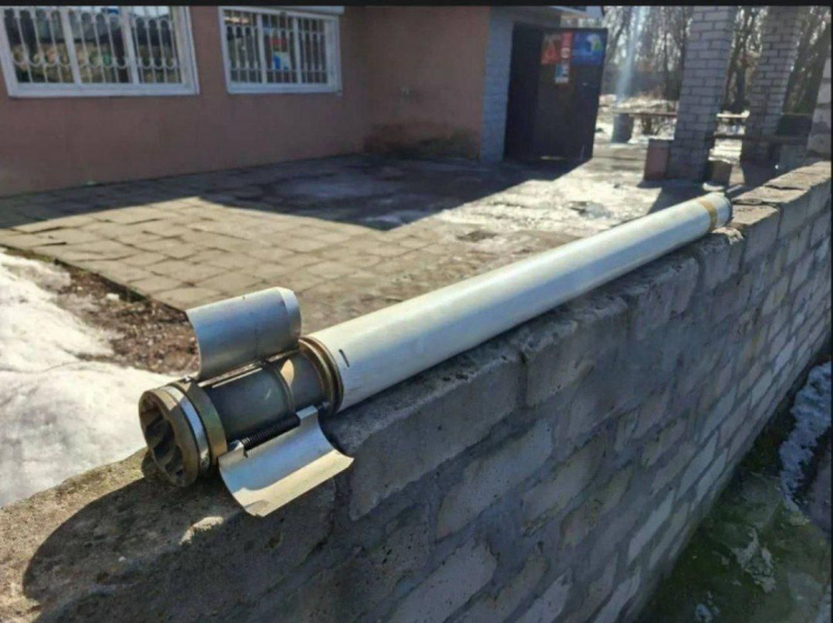 Замість риби - ракета: житель Кам'янського району привіз небезпечну знахідку в електричці