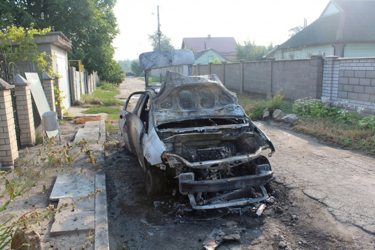 Сьогодні у Кам’янському повністю згоріла легкова автівка - фото