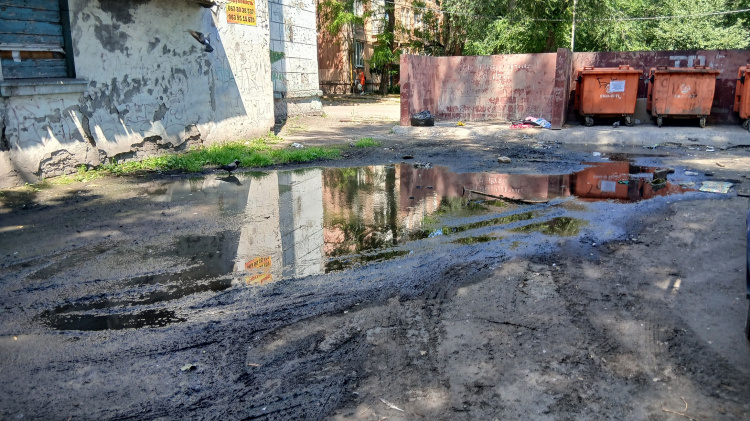 Антисанітарія у центрі Кам’янського: занедбаний двір став проблемою для мешканців міста