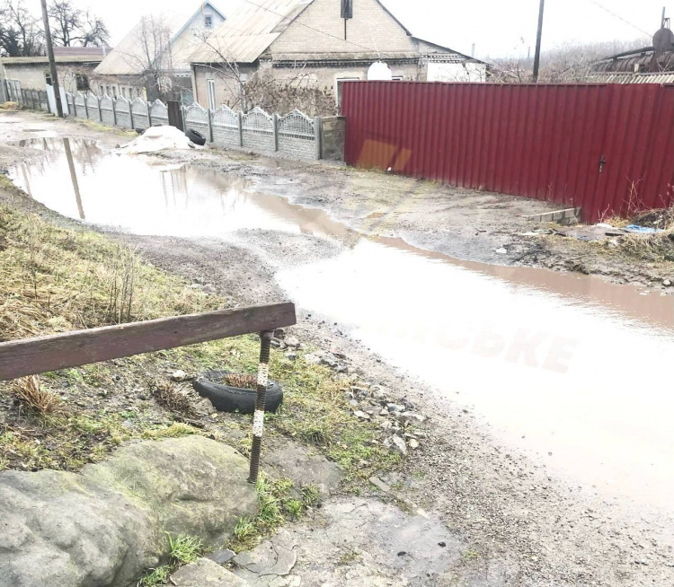 У Кам’янському болото замість дороги на вулиці Водяна