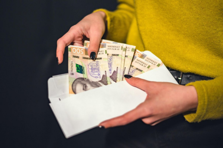 Скільки насправді заробляють у Кам'янському: разючий контраст між офіційною статистикою та реальністю