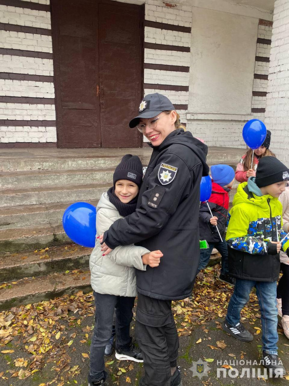 Поліцейські нагадали школярам Кам'янського правила безпеки дорожнього руху