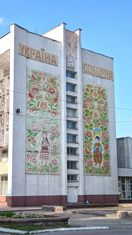 Символ епохи: у Кам'янському з будівлі на центральному майдані демонтували годинник, якому майже пів століття