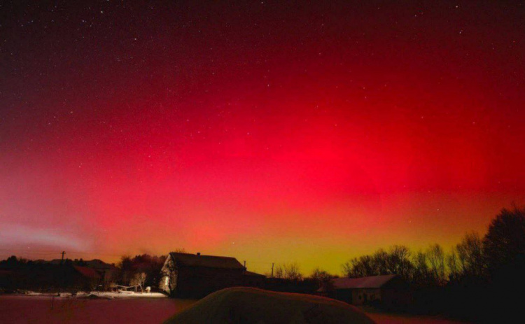 Магнітна буря подарувала Дніпропетровщині Полярне сяйво: небо над регіоном стало рожевим