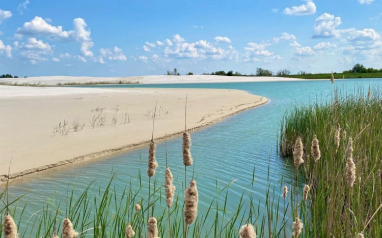 Бірюзова вода і дикі пляжі: топ кар’єрів Кам’янського району для літнього відпочинку