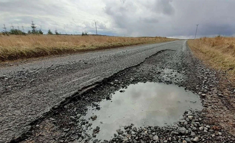 Щебінь VIP-рівня: у Кам’янському районі “закатали” мільйони гривень в ремонт доріг