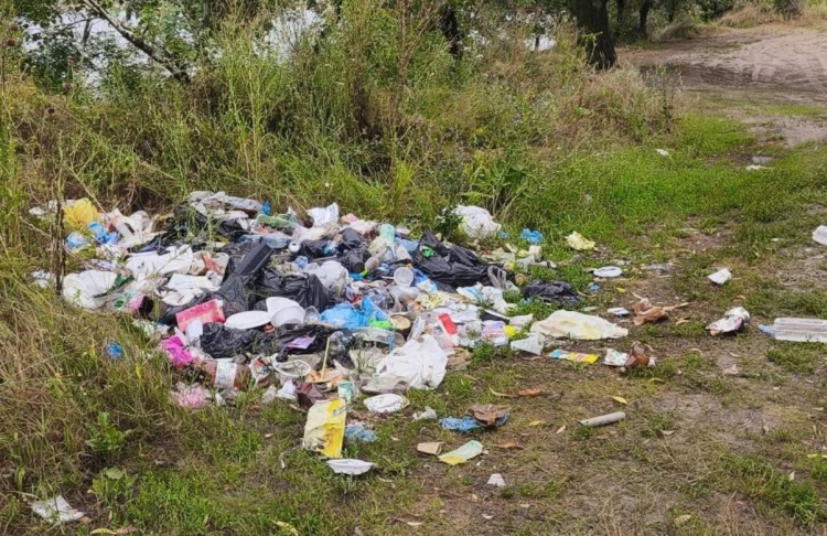 Сміття на Блакитному озері поблизу Кам’янського