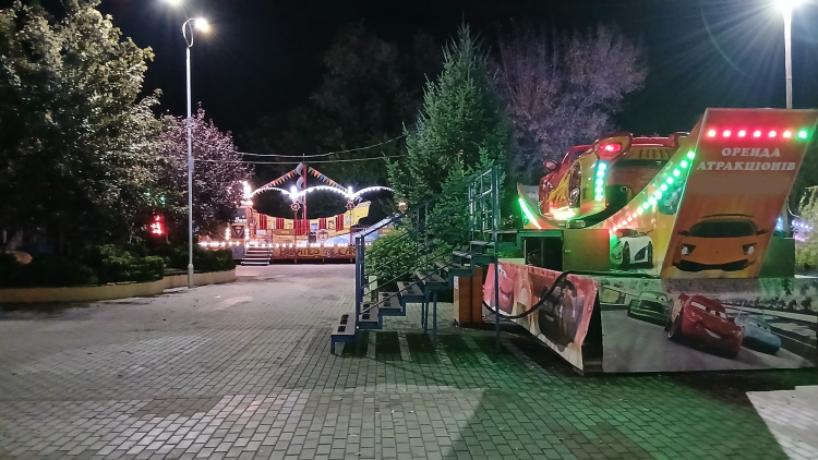 Осінь у світлі ліхтарів: центральний парк Кам’янського перетворився на казкову країну (ФОТО)