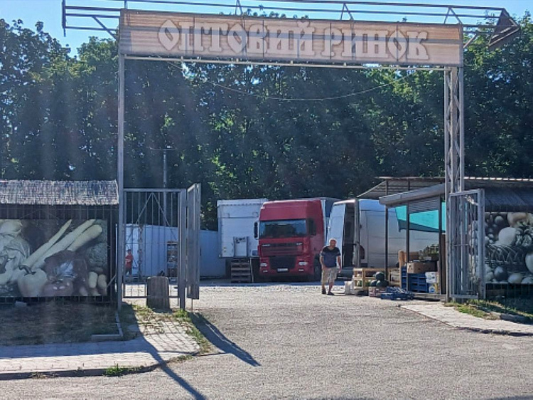 Готуємося до зими: скільки коштують овочі та фрукти для консервації на оптовому ринку Кам'янського