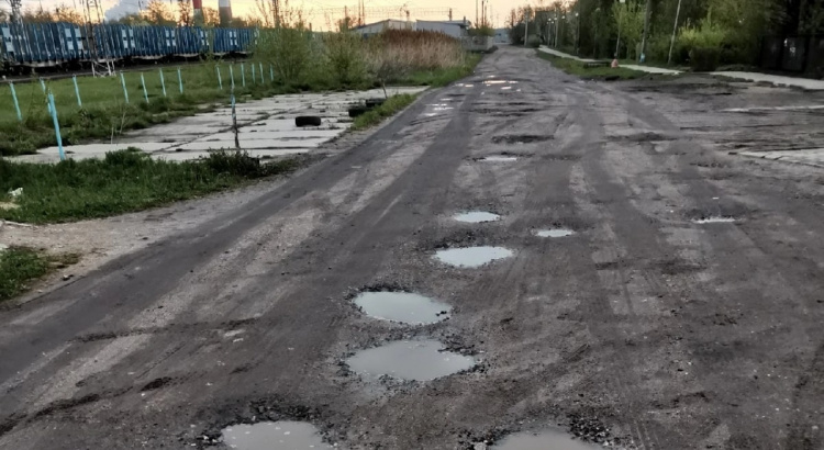 Болото замість центрального проспекту - кам'янчани скаржаться на жахливий стан тротуарів у місті