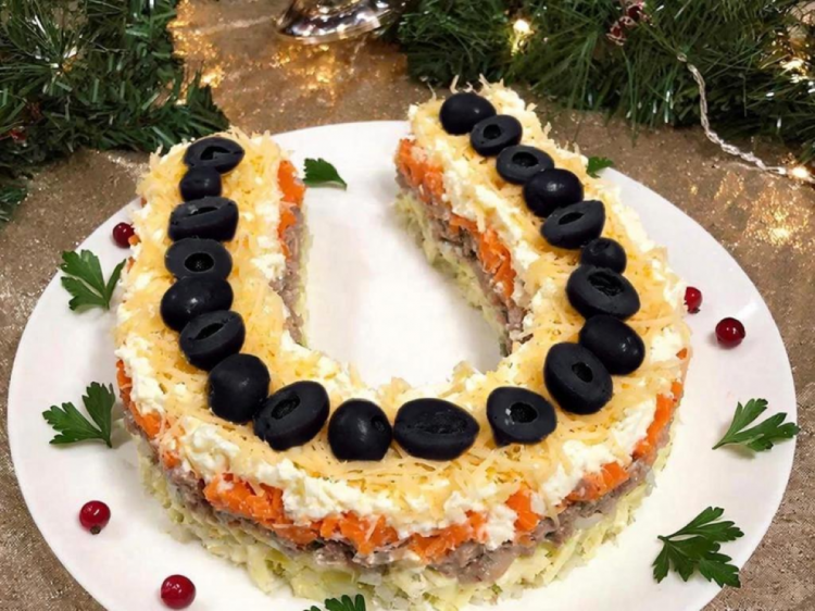 Як приготувати новорічний салат «Підкова», який притягне у родину щастя та удачу у 2026 році