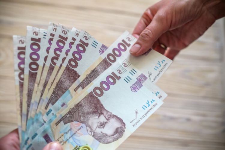 Держава виплачує по 1000 гривень молоді: як швидко оформити допомогу в телефоні та не втратити кошти
