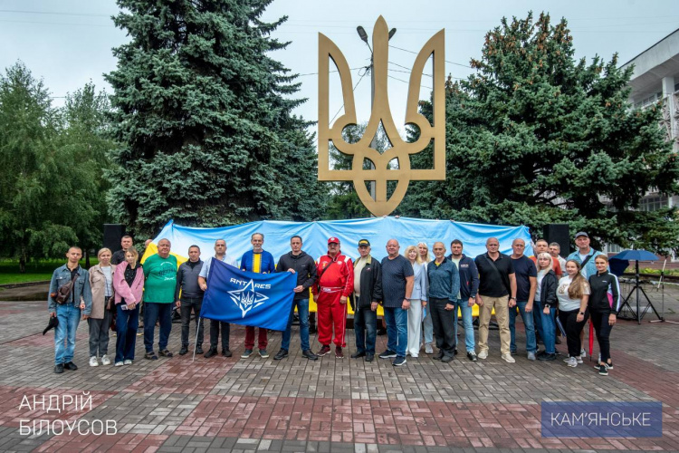 Ретроавтомобілі заполонили центр Кам’янського: що відбувалося на майдані Калнишевського