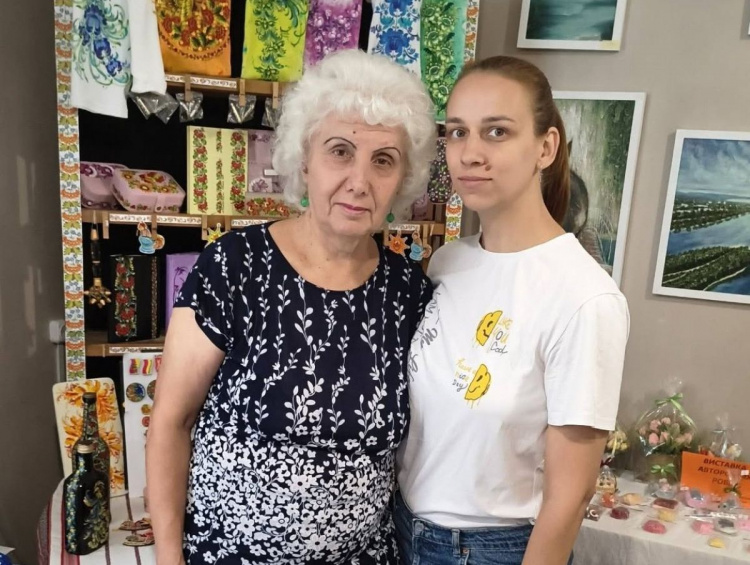 «Казковий світ Петриківки»: у Кам’янському показали унікальні роботи місцевої майстрині