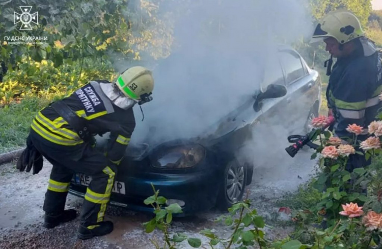 Під Кам'янським згорів Daewoo Lanos - відео