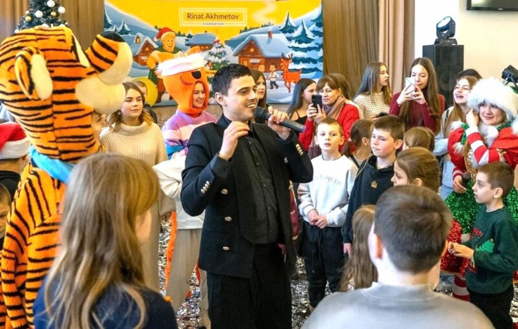 У Дніпрі діти-переселенці з Донецької області отримали новорічні вітання від Фонду Ріната Ахметова