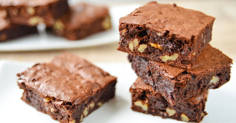 Приготуйте шоколадний брауні з горіхами - розкішний десерт для солодких вечорів