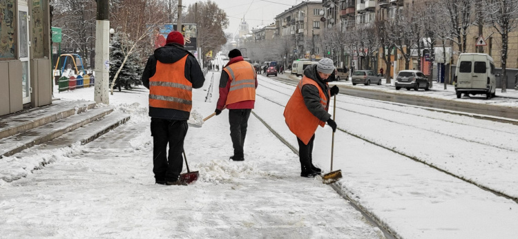 Боротьба зі снігом - у Кам'янському розчищали трамвайні зупинки