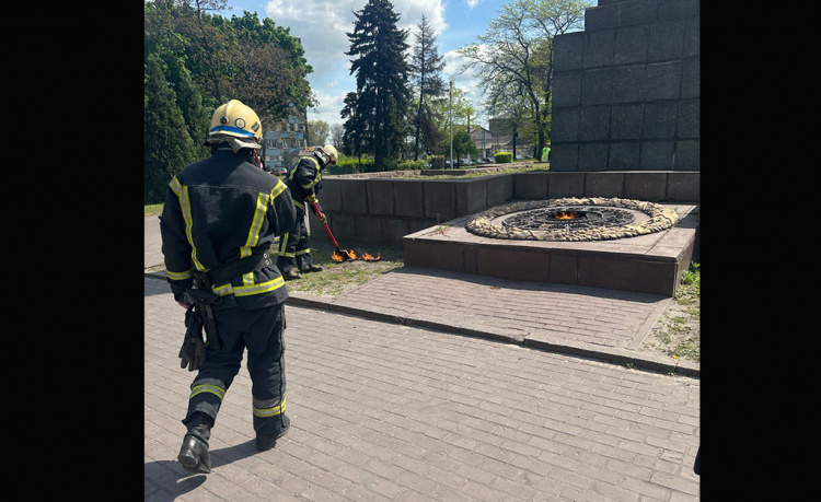 У Кам’янському розшукують хуліганку, яка влаштувала пожежу біля підніжжя пам’ятника Прометею