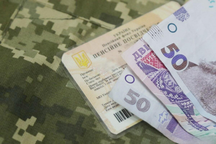 Мобілізований військовослужбовець отримує документи в Пенсійному фонді