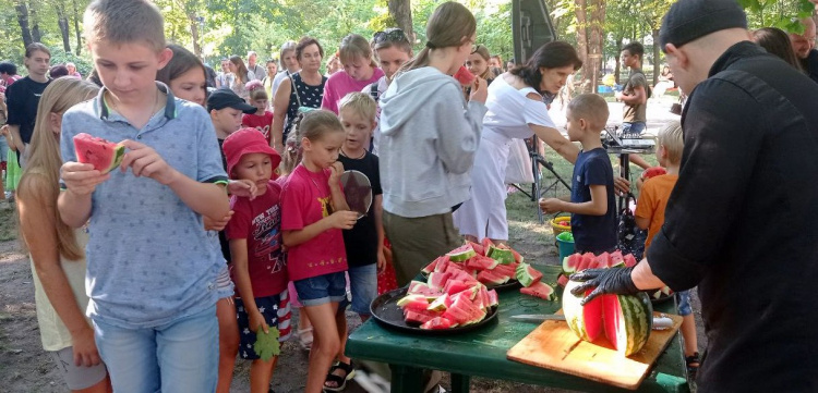 У Кам’янському вперше провели «Кавун-Fest»: скільки кілограмів солодкої ягоди  з’їли містяни