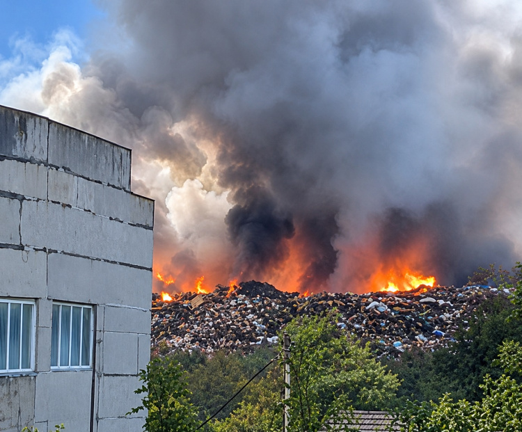 У Кам’янському горить сміттєзвалище