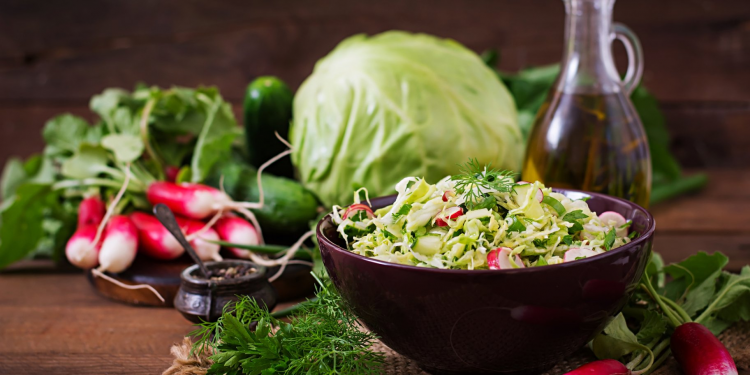 Зустріньте весну свіжим салатом з редиски, молодої капусти та зелені — хрусткий вітамінний вибух