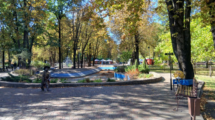 Золоте мереживо осені: як Центральний парк Кам'янського зустрічає вересневих гостей - ФОТОРЕПОРТАЖ