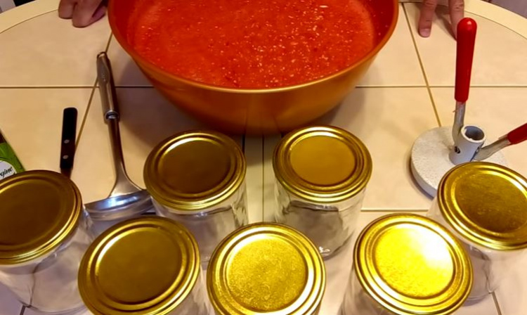 "Хріновина" на зиму: як приготувати смачний соус, щоб він не закисав