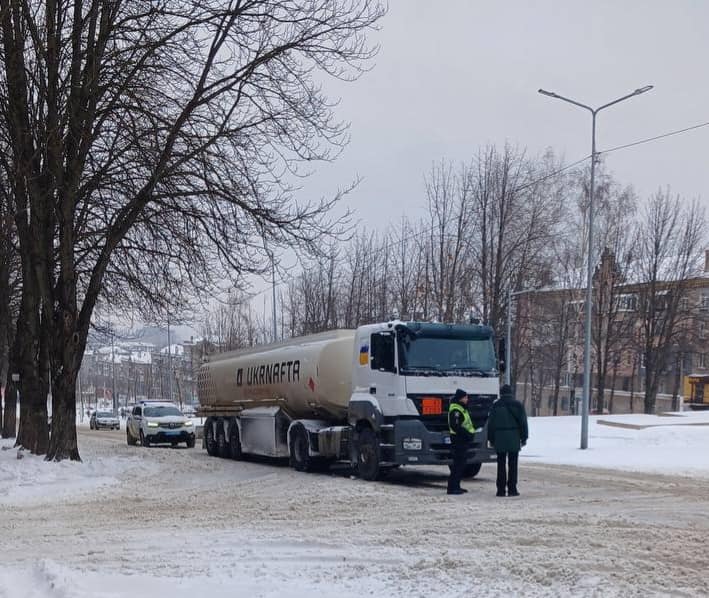 Звільняють зі снігової пастки та буксирують - поліцейські допомагають кам'янчанам