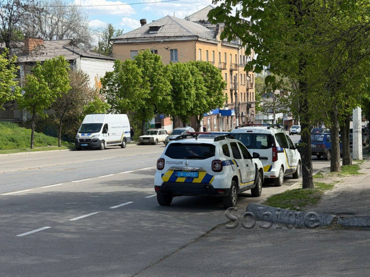 Атака на Кам’янське: уламки ворожого дрона впали на будівлю ТЦК та у житлові двори