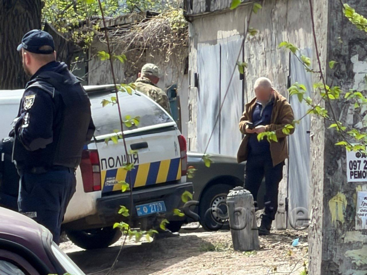 Атака на Кам’янське: уламки ворожого дрона впали на будівлю ТЦК та у житлові двори