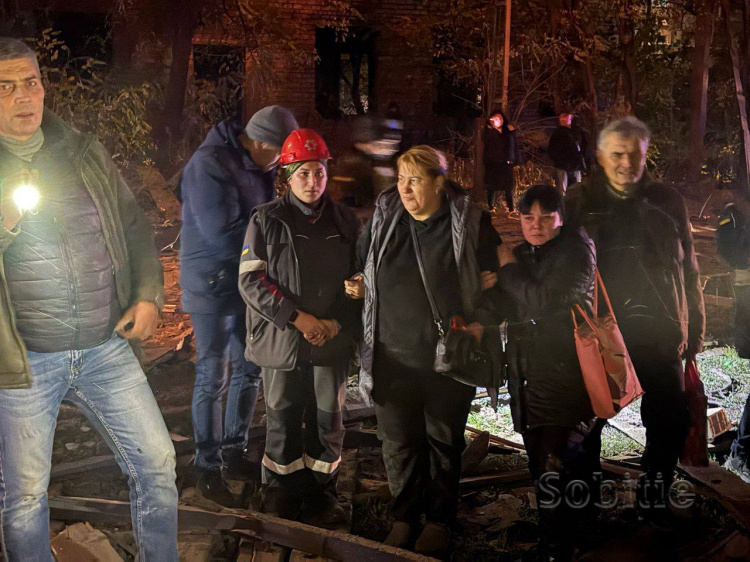 Ніч жаху в Кам’янському: «шахед» зніс верхні поверхи житлового будинку - є постраждалі