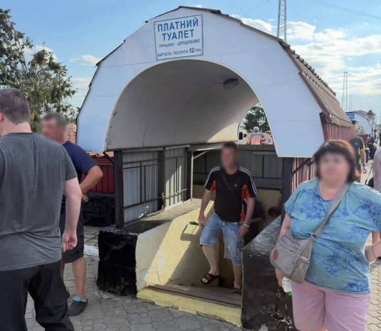 На Дніпропетровщині пасажирів під час тривоги заганяють у платний туалет