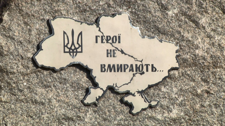 На школах Кам'янського з'являться меморіальні дошки на честь загиблих воїнів