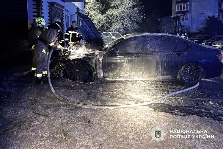 Підпалив авто за кеш: у Кам’янському затримали юнака, який на замовлення знищив BMW 