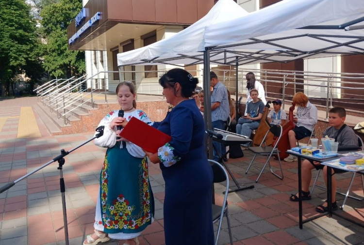 Веселка стала фіналом свята: у Кам'янському пройшов особливий день арт-терапії