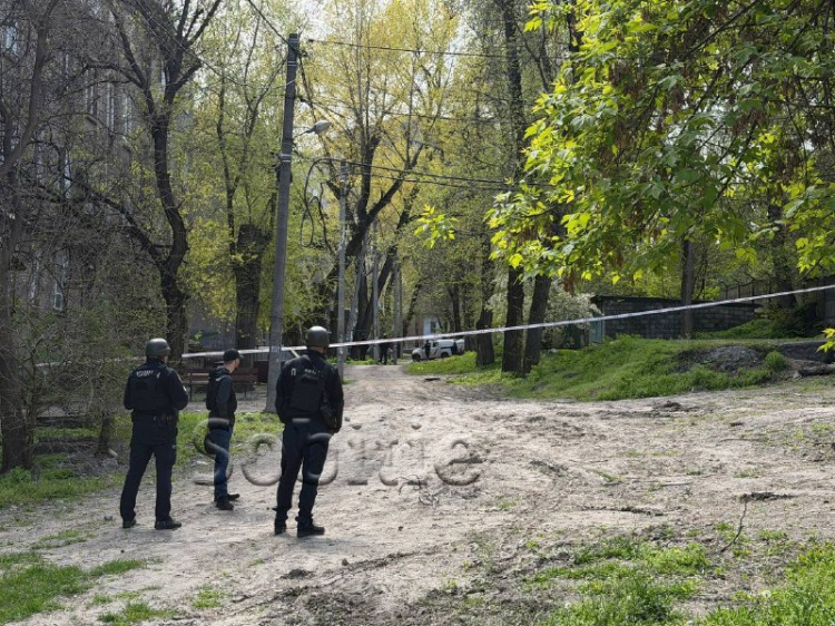 Атака на Кам’янське: уламки ворожого дрона впали на будівлю ТЦК та у житлові двори